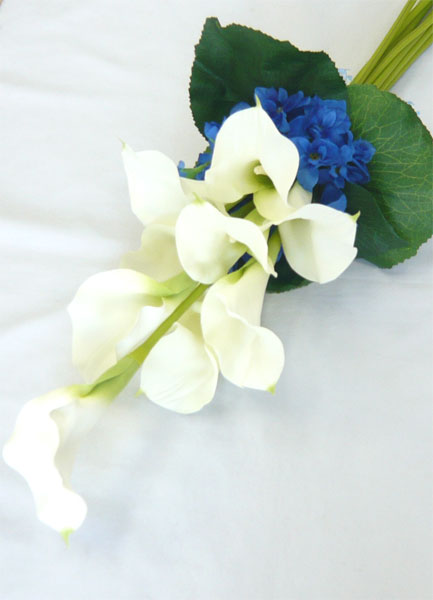 ウエディング　アートフラワーブーケ/カラーとブルー小花のクラッチブーケ